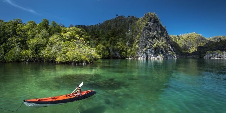 Raja Ampat menjadi salah satu tempat terbaik untuk melakukan kayaking.(kemenparekraf.go.id)